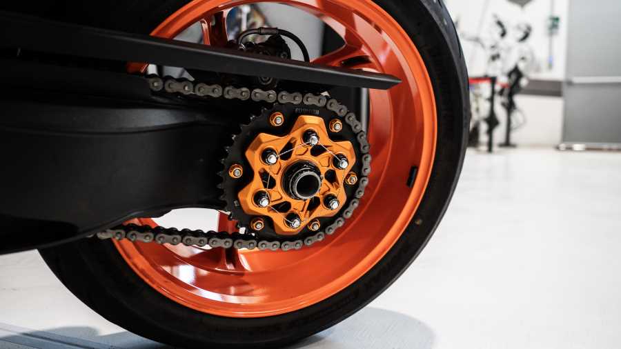 Sprocket carrier and nuts kit Ktm 1290 Superduke R / GT